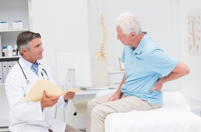 Ein Patient mit Arthrose bei einem Arzttermin eines Arztes